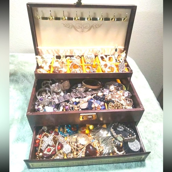 KRISTI’s SPECIAL~ Ginormous Estate Sale 5 LBs pounds jewelry lot - Picture 1 of 9